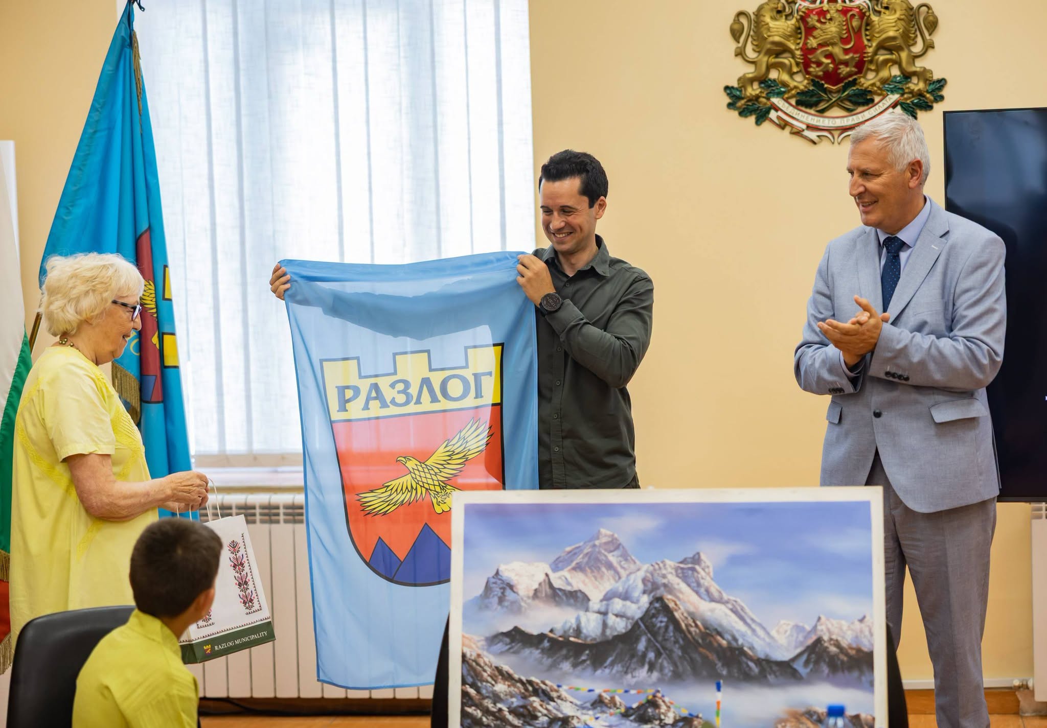 Разлог посрещна като герой Георги Колевичин: Кметът му връчи почетен плакет и 15 разложки звънци Разлог посрещна като герой Георги Колевичин: Кметът му връчи почетен плакет и 15 разложки звънци