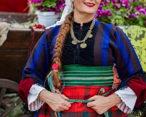 Над 140 автентични носии оживяват в ревю-спектакъла Непреходна вечност в Елешница