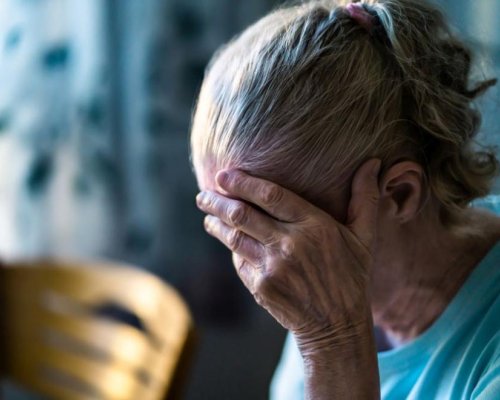 Задържаха болногледчка, удряла възрастна жена с деменция и крала пари от възрастно семейство