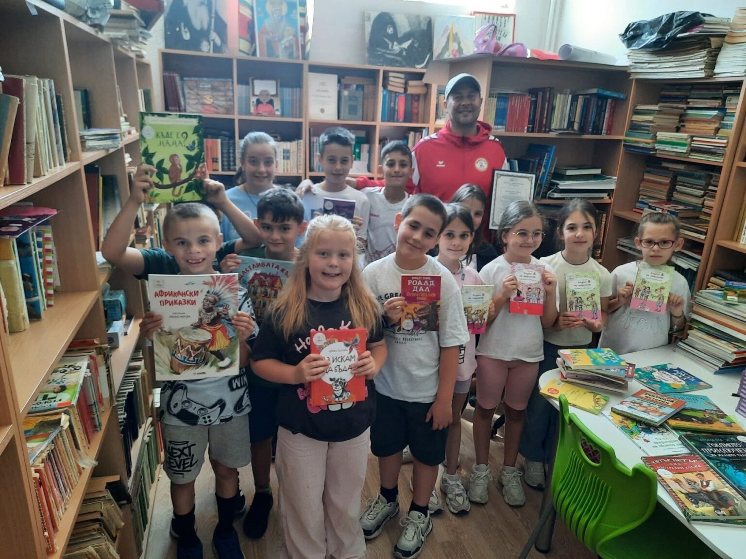 ДЮФК Хлапетата дари книги на библиотеката на Трето ОУ-Благоевград ДЮФК Хлапетата дари книги на библиотеката на Трето ОУ-Благоевград