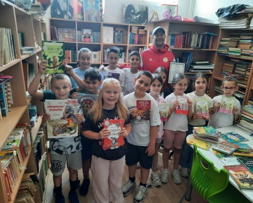 ДЮФК  Хлапетата  дари книги на библиотеката на Трето ОУ-Благоевград