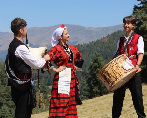 Смокини и народни песни : Как една млада германка се влюби в България