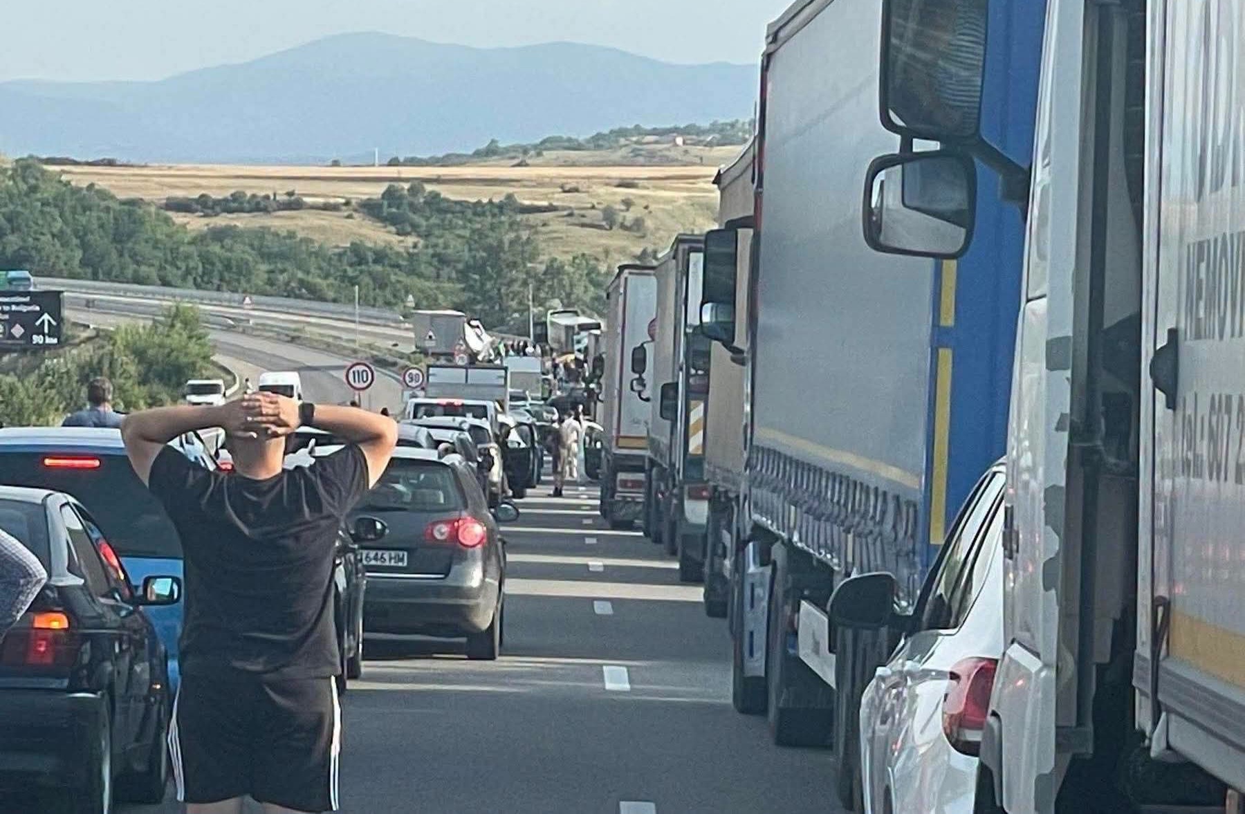 ТИР се вряза в аварирали камион и пътна помощ на АМ Струма край Кочериново