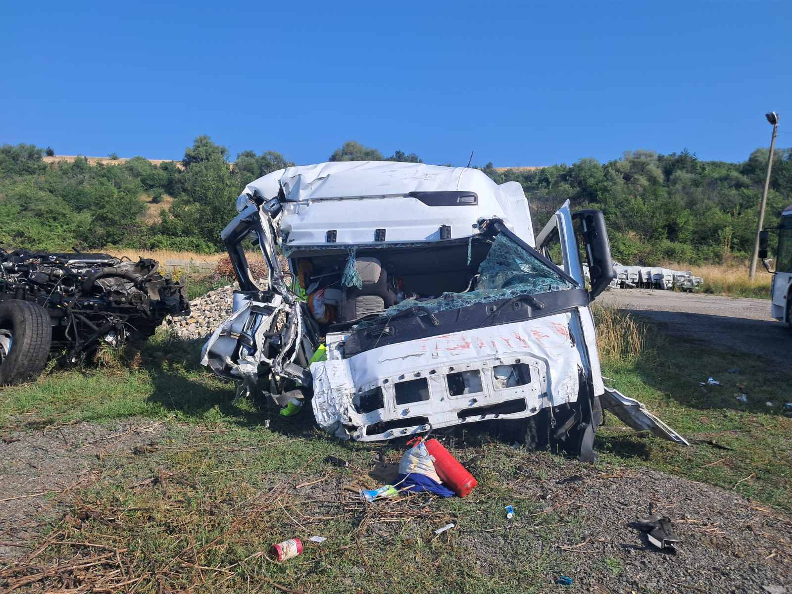 ТИР се вряза в аварирали камион и пътна помощ на АМ Струма край Кочериново
