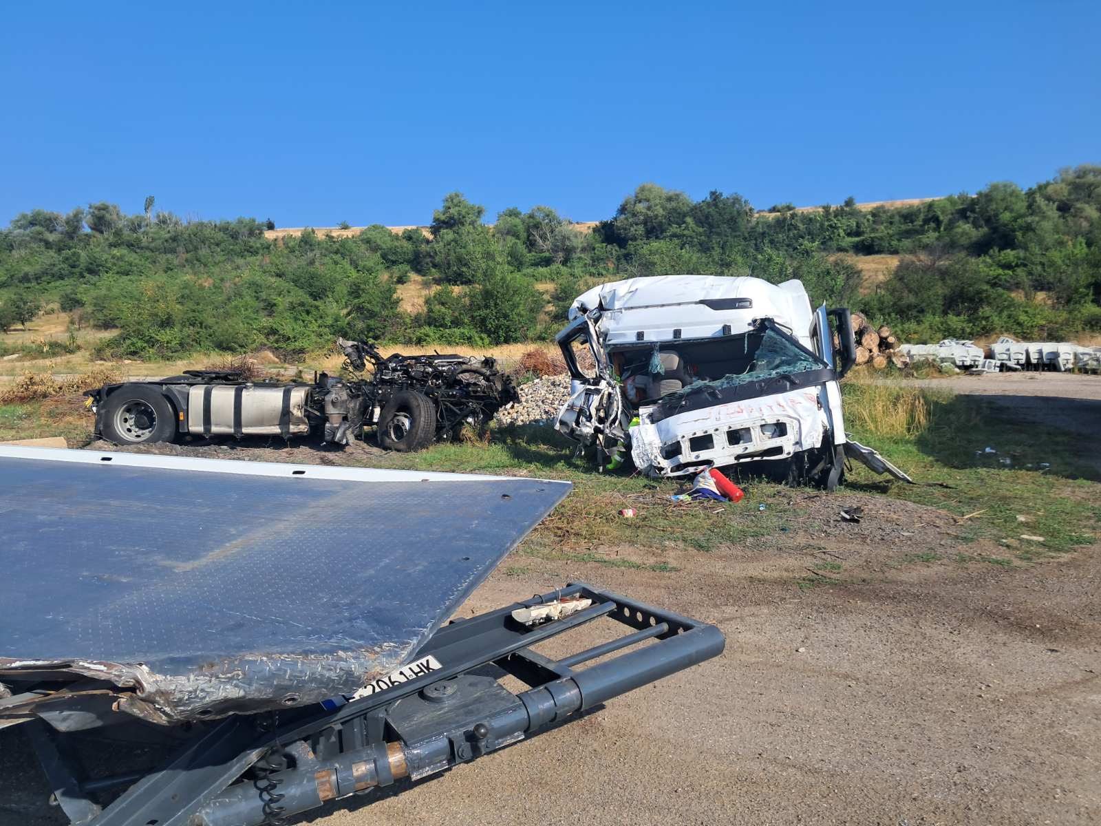 ТИР се вряза в аварирали камион и пътна помощ на АМ Струма край Кочериново