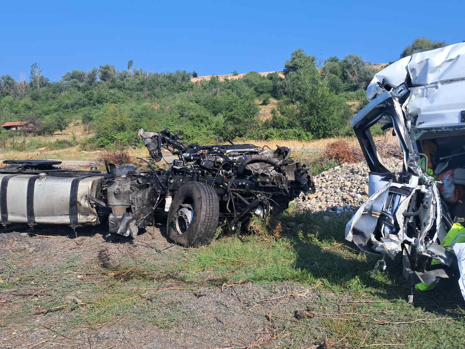 ТИР се вряза в аварирали камион и пътна помощ на АМ Струма край Кочериново