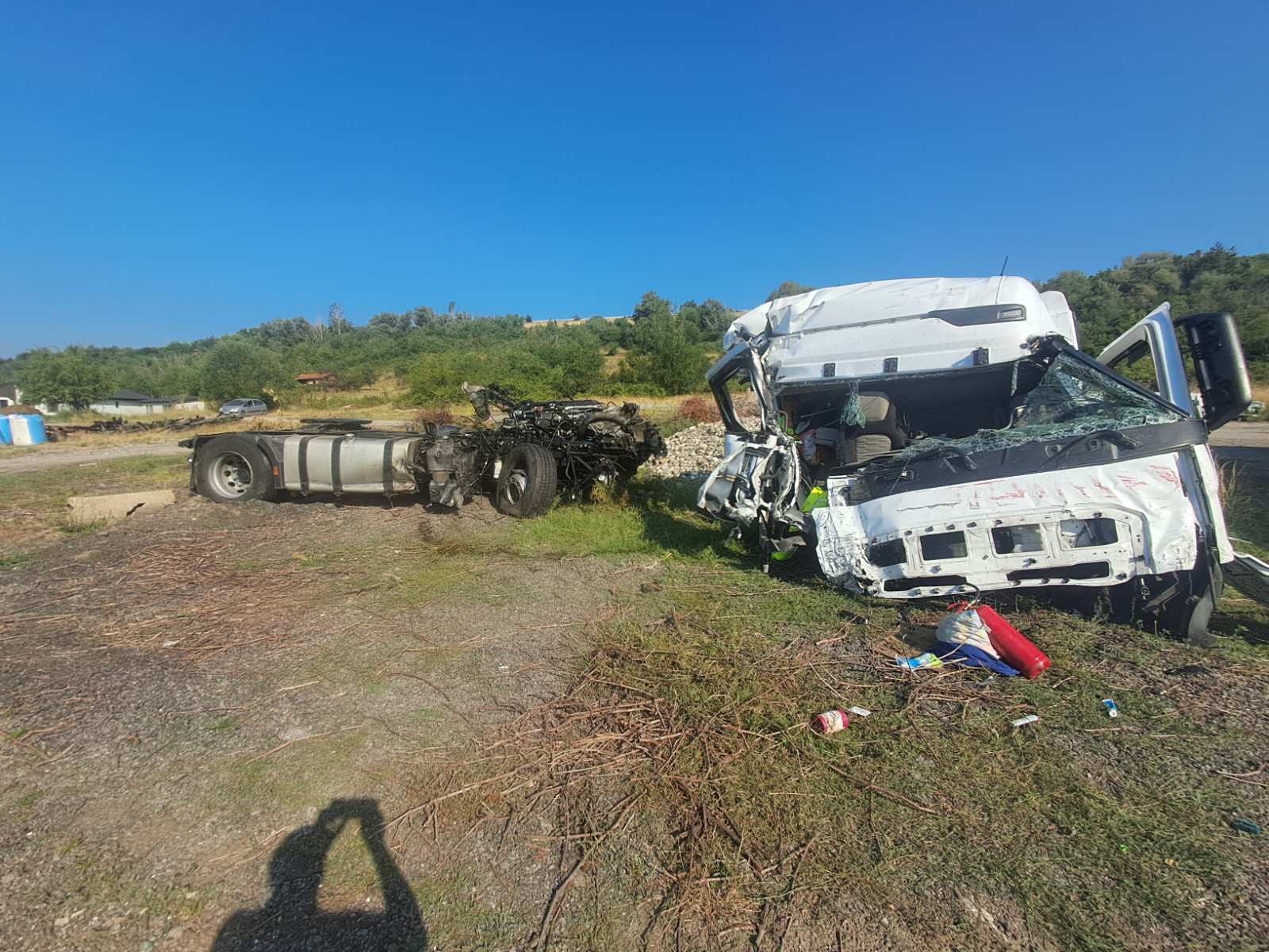 ТИР се вряза в аварирали камион и пътна помощ на АМ Струма край Кочериново