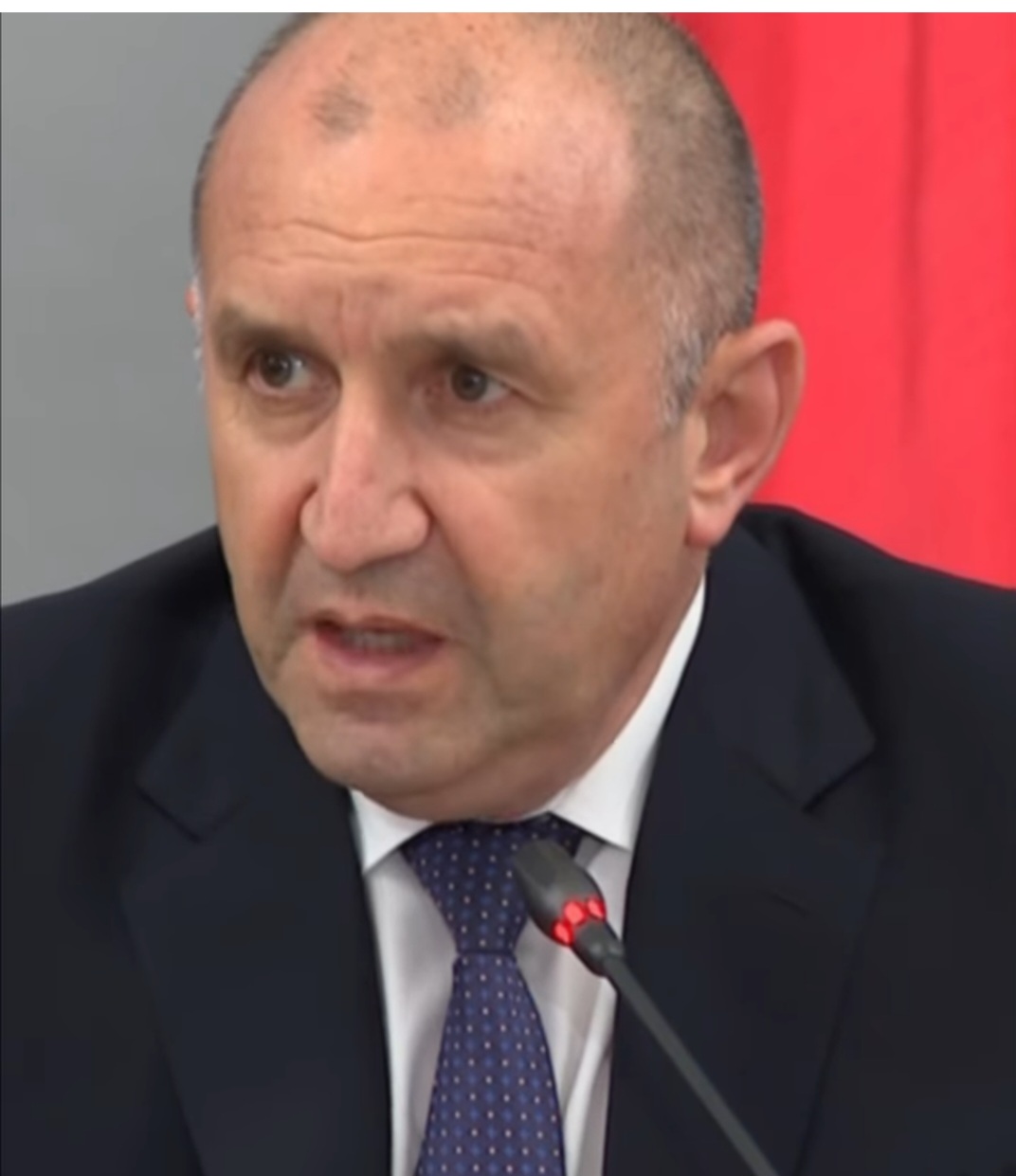 Радев: Минималната работна заплата няма да бъде замразявана Радев: Минималната работна заплата няма да бъде замразявана