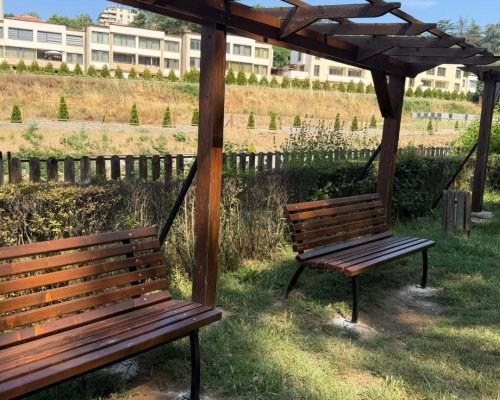 Нови пейки за повече комфорт на детската площадка в Сандански