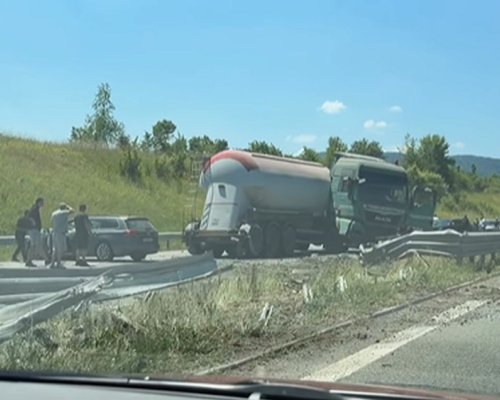 Нов инцидент: Камион премина през мантинелата и връхлетя в насрещното на АМ  Струма