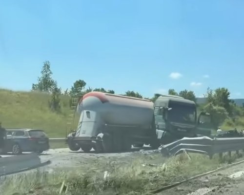 Тежка катастрофа на АМ  Струма  край Бучино: Камион премина през мантинелата и се удари челно в автомобил