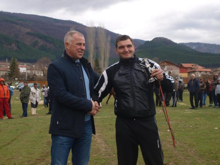 Емил Заеков-Бомбата обра наградите на Тодоровден в Симитлийското село Крупник
