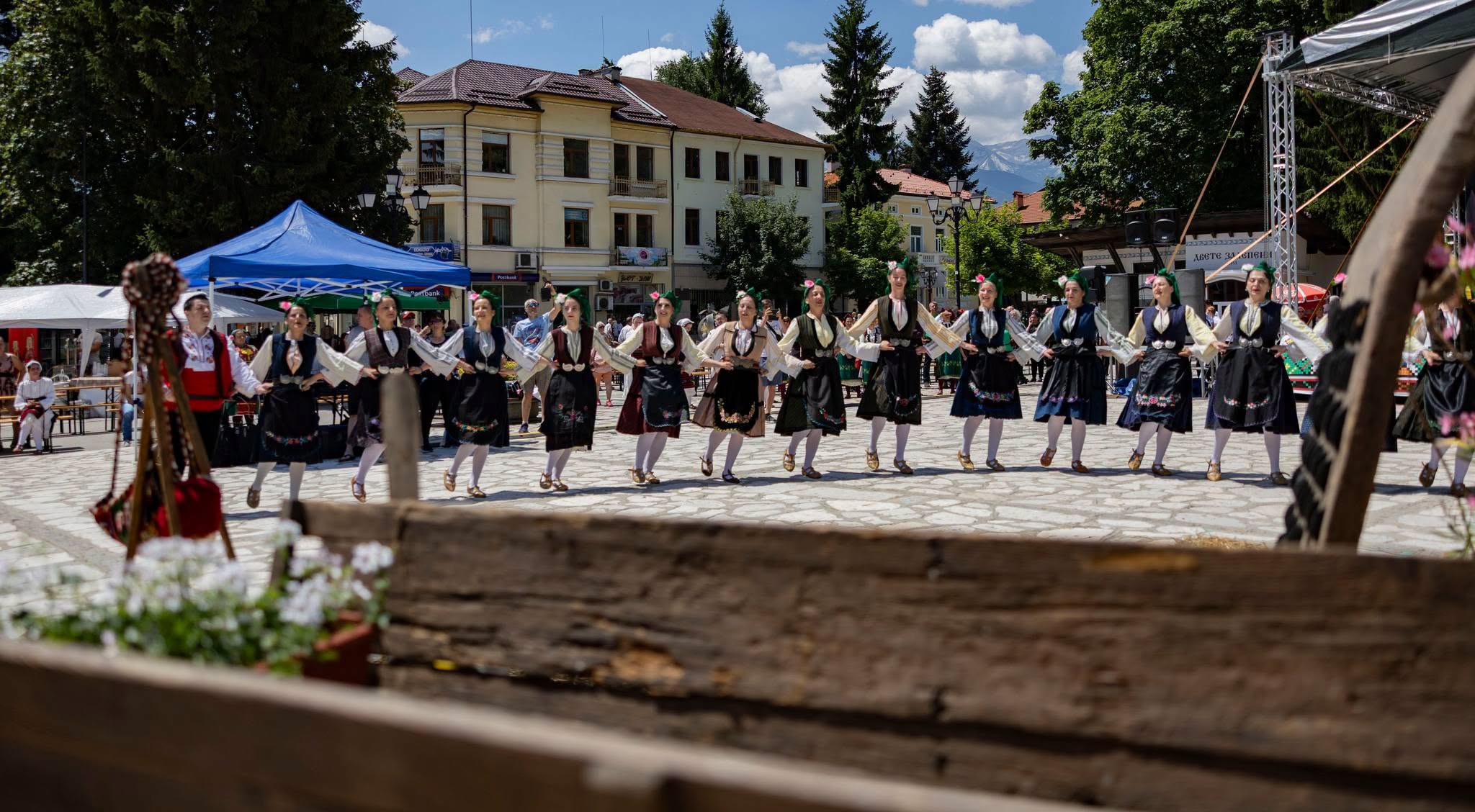На армане с тъпане  събира стотици танцьори в Разлог