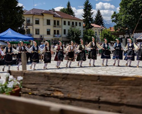 На армане с тъпане  събира стотици танцьори в Разлог