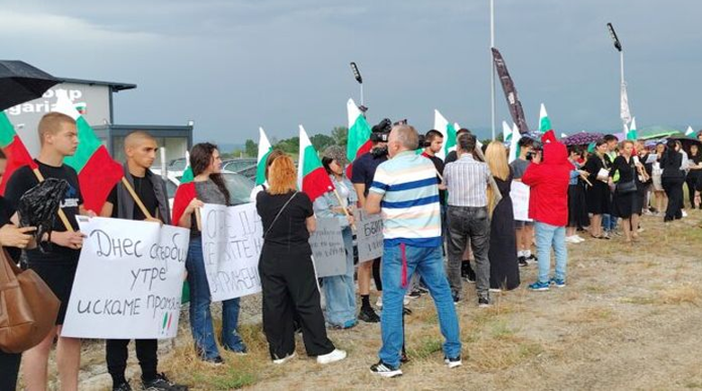 След протеста: АПИ обезопасява пътя за село Борово, няма да прави кръгово