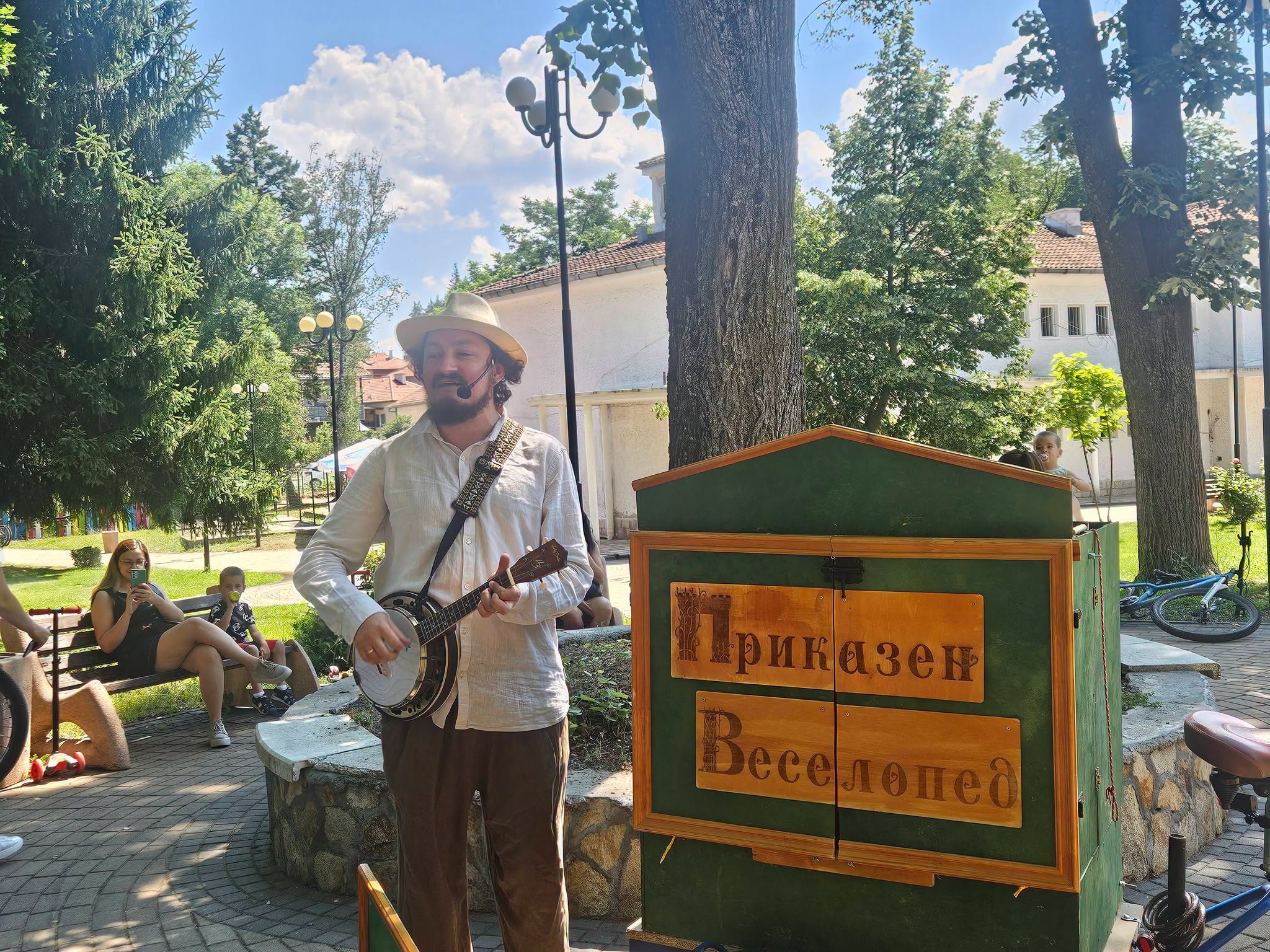 Приказен веселопед зарадва малчуганите от Добринище