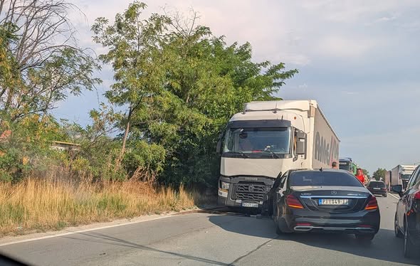 Поредна катастрофа край Кресна: Камион и лек автомобил се удариха, движението е затруднено