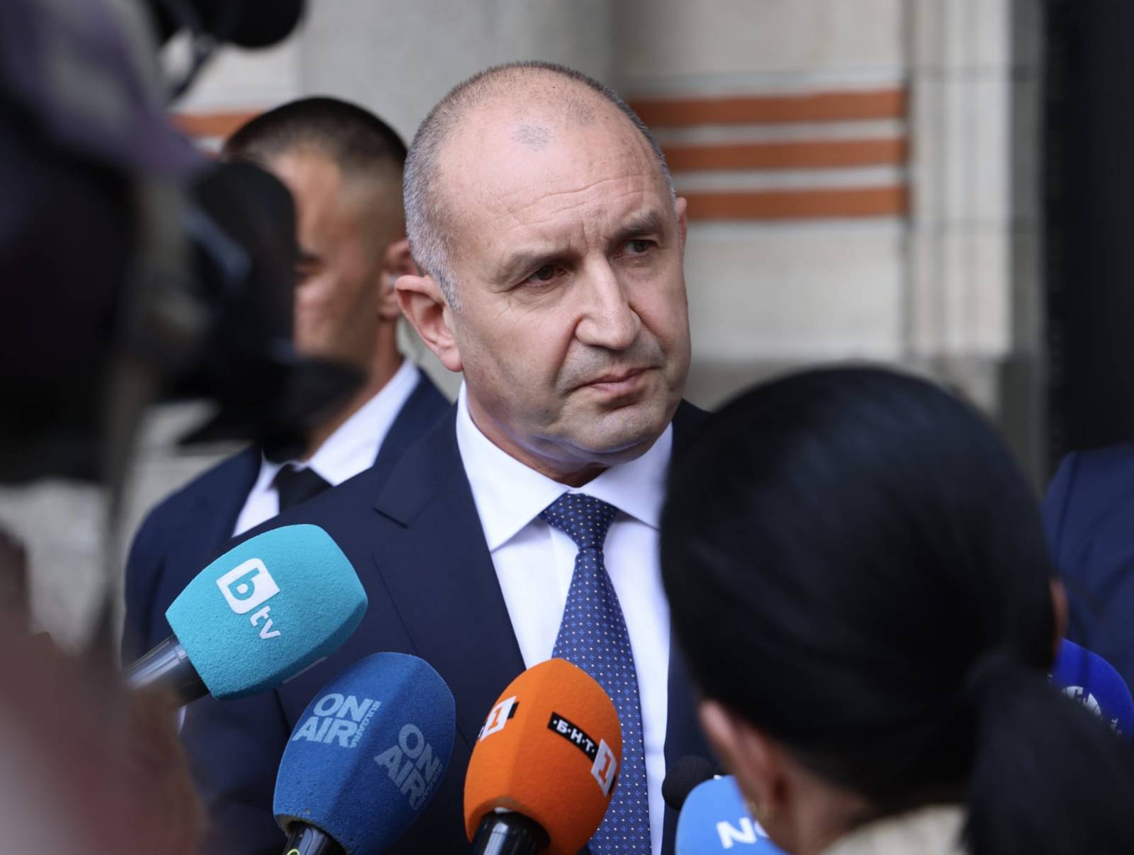 Премиерът Румен Радев: Правителството спира скандални обществени поръчки, които водят до кражби и течове към партийни каси