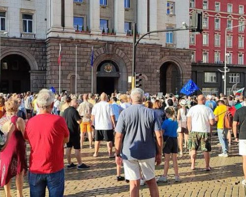 Тук не е Москва  и  Оставка!  огласиха първия протест срещу премиера Румен Радев