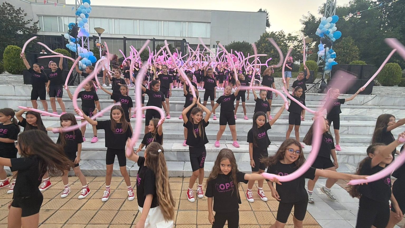 Годишeн концерт Summer Vibes на Hope Dance Studio в Сандански Годишeн концерт Summer Vibes на Hope Dance Studio в Сандански