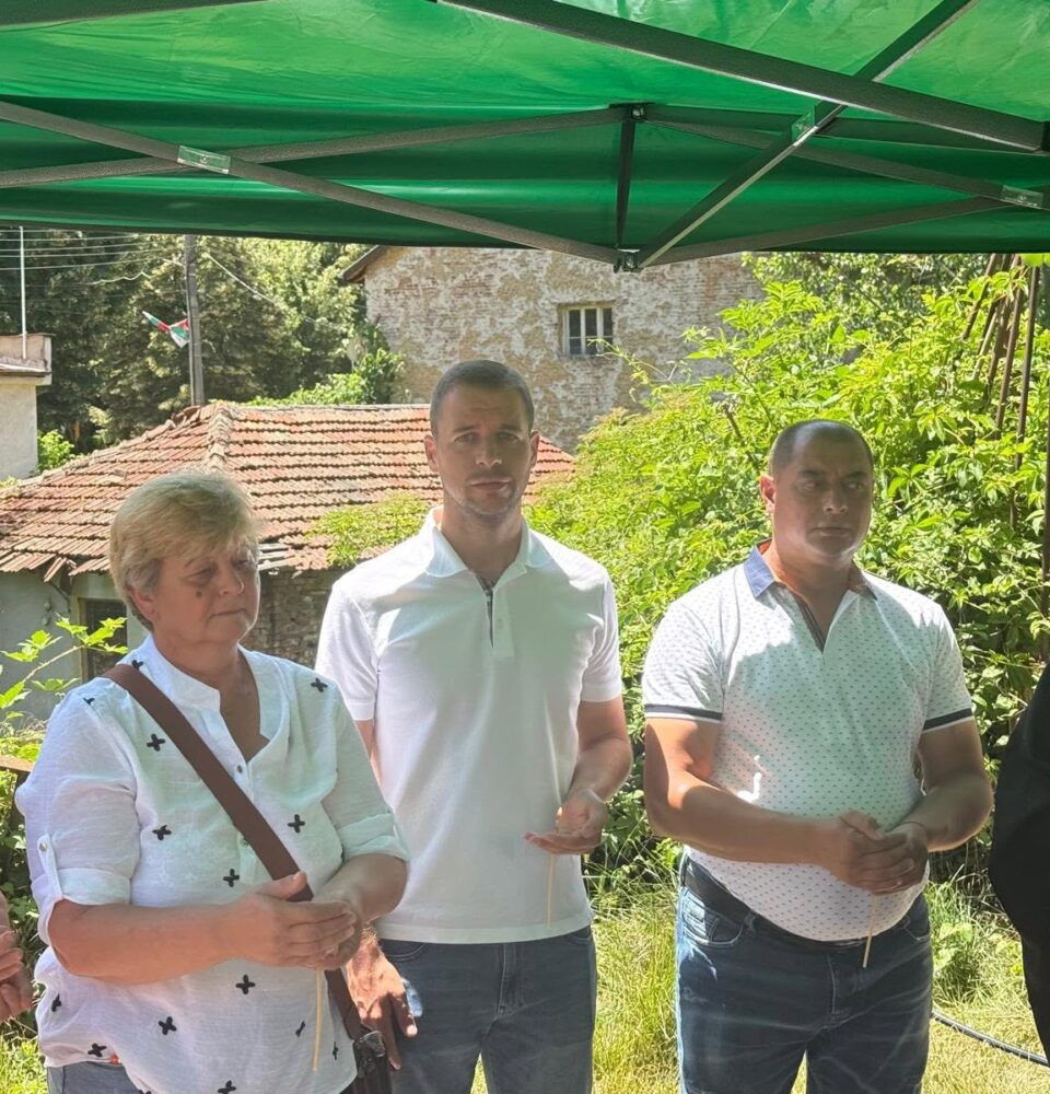 Брежани почете Петровден с курбан за здраве, предстои изграждането на нов параклис Брежани почете Петровден с курбан за здраве, предстои изграждането на нов параклис