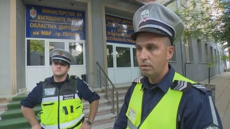 Патрулният екип за уникалното дете, спасило майка си на пътя: Герой е!