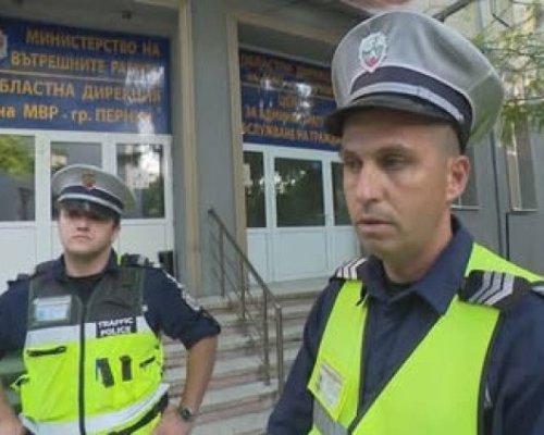 Патрулният екип за уникалното дете, спасило майка си на пътя: Герой е!