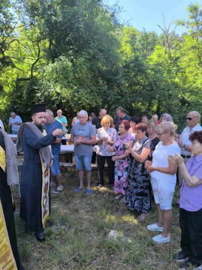 Под сянката на вековната бука: Мечкул отпразнува храмовия празник на своята църква