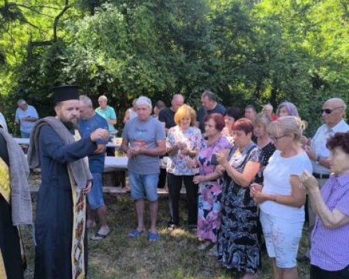 Под сянката на вековната бука: Мечкул отпразнува храмовия празник на своята църква