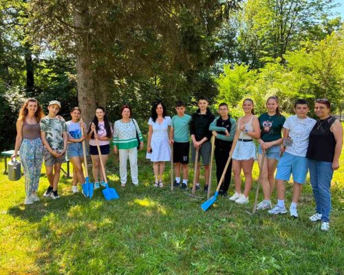 Седмокласници в Бачево засадиха дървета и поставиха хранилки за птички