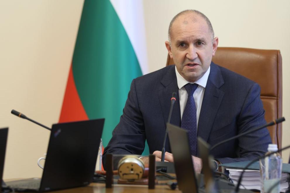 Радев: Военните самолети и цистерни напуснаха Летище София Радев: Военните самолети и цистерни напуснаха Летище София
