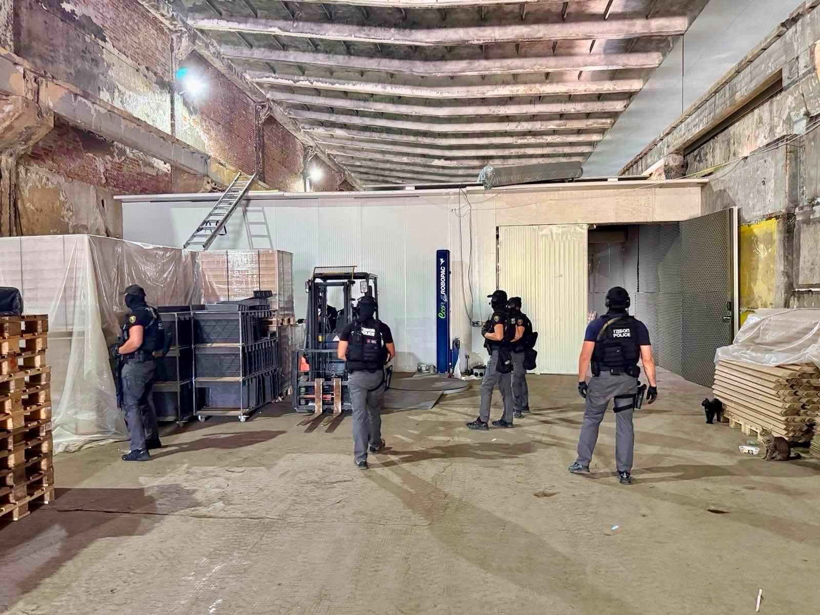 ГДБОП разби високотехнологична нелегална фабрика за цигари в Мизия, задържани са 9 души ГДБОП разби високотехнологична нелегална фабрика за цигари в Мизия, задържани са 9 души