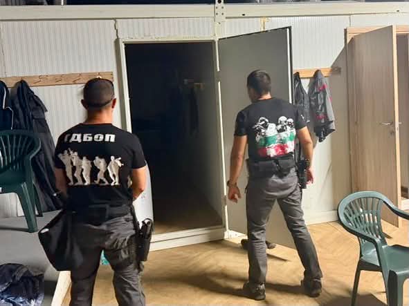 ГДБОП разби високотехнологична нелегална фабрика за цигари в Мизия, задържани са 9 души