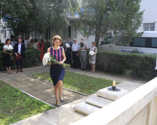Заместник-кметът Десислава Витанова-Кехайова почете паметта на загиналите служители на МВР в Благоевград