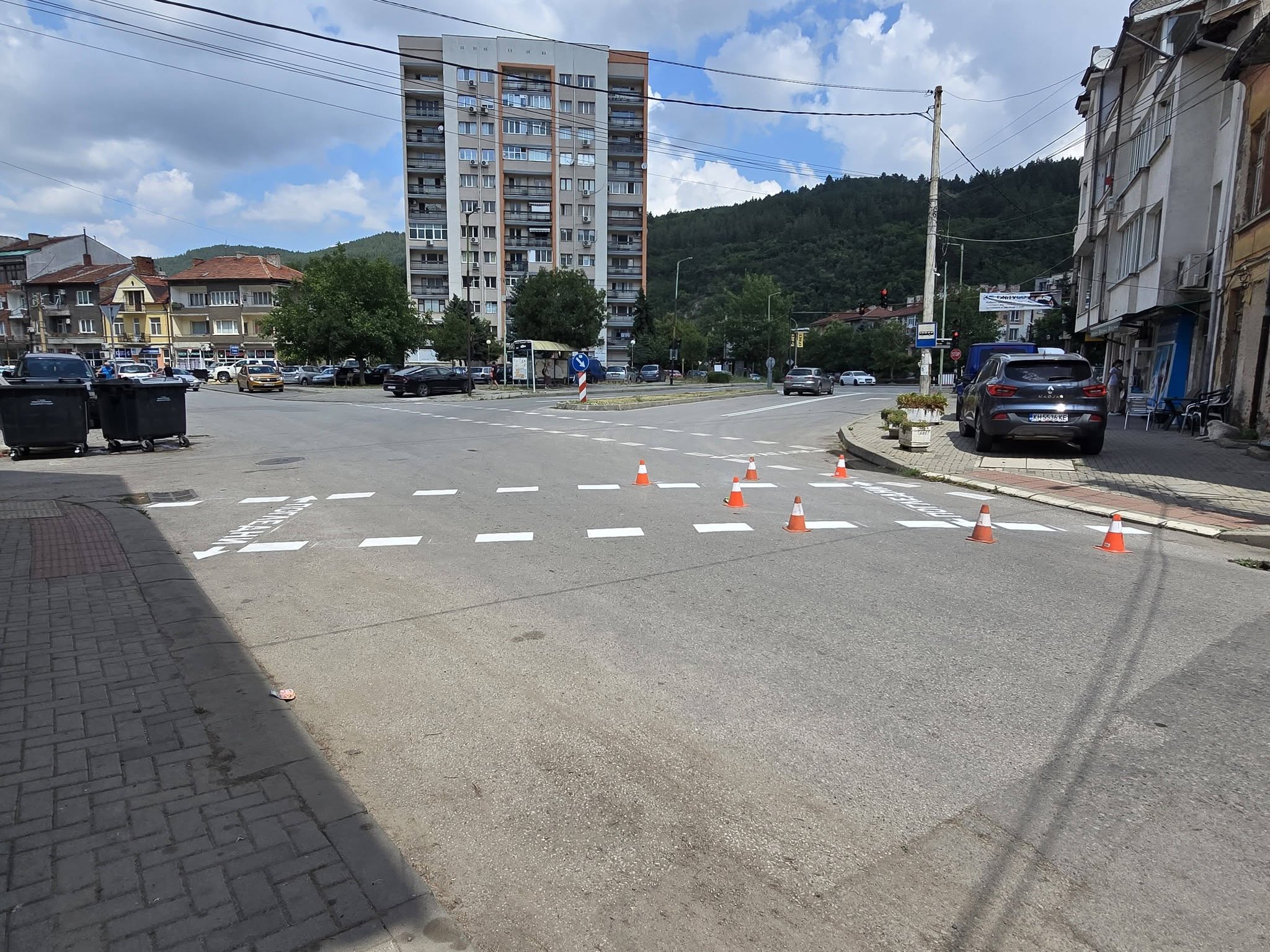 Нанасянето на нова пътна маркировка по улиците на Дупница продължава