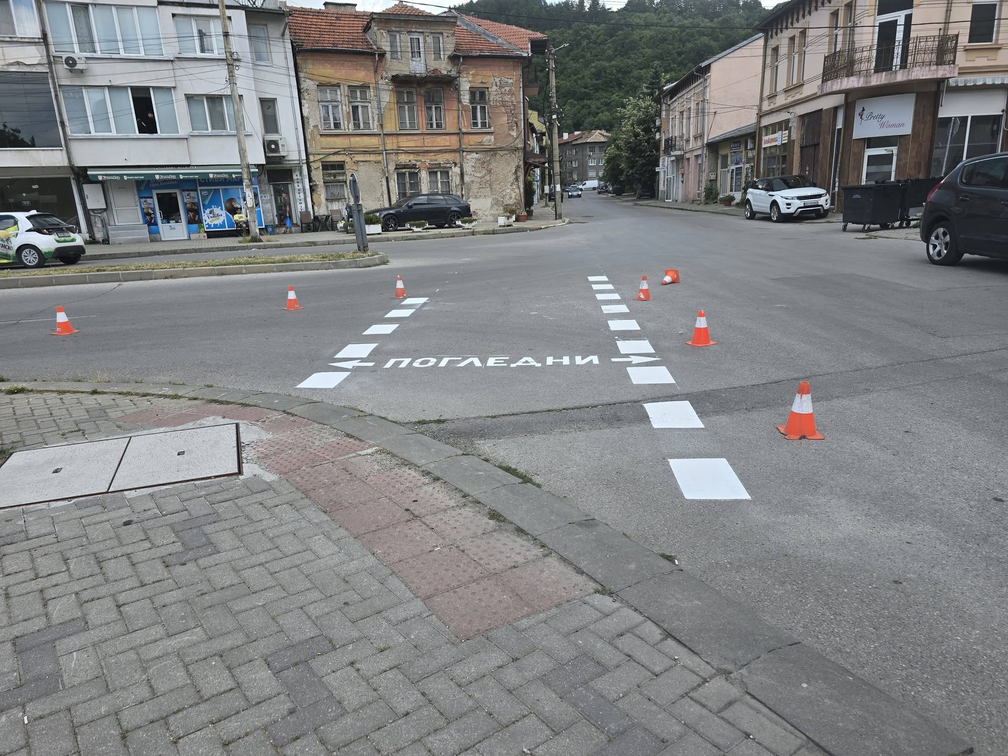 Нанасянето на нова пътна маркировка по улиците на Дупница продължава
