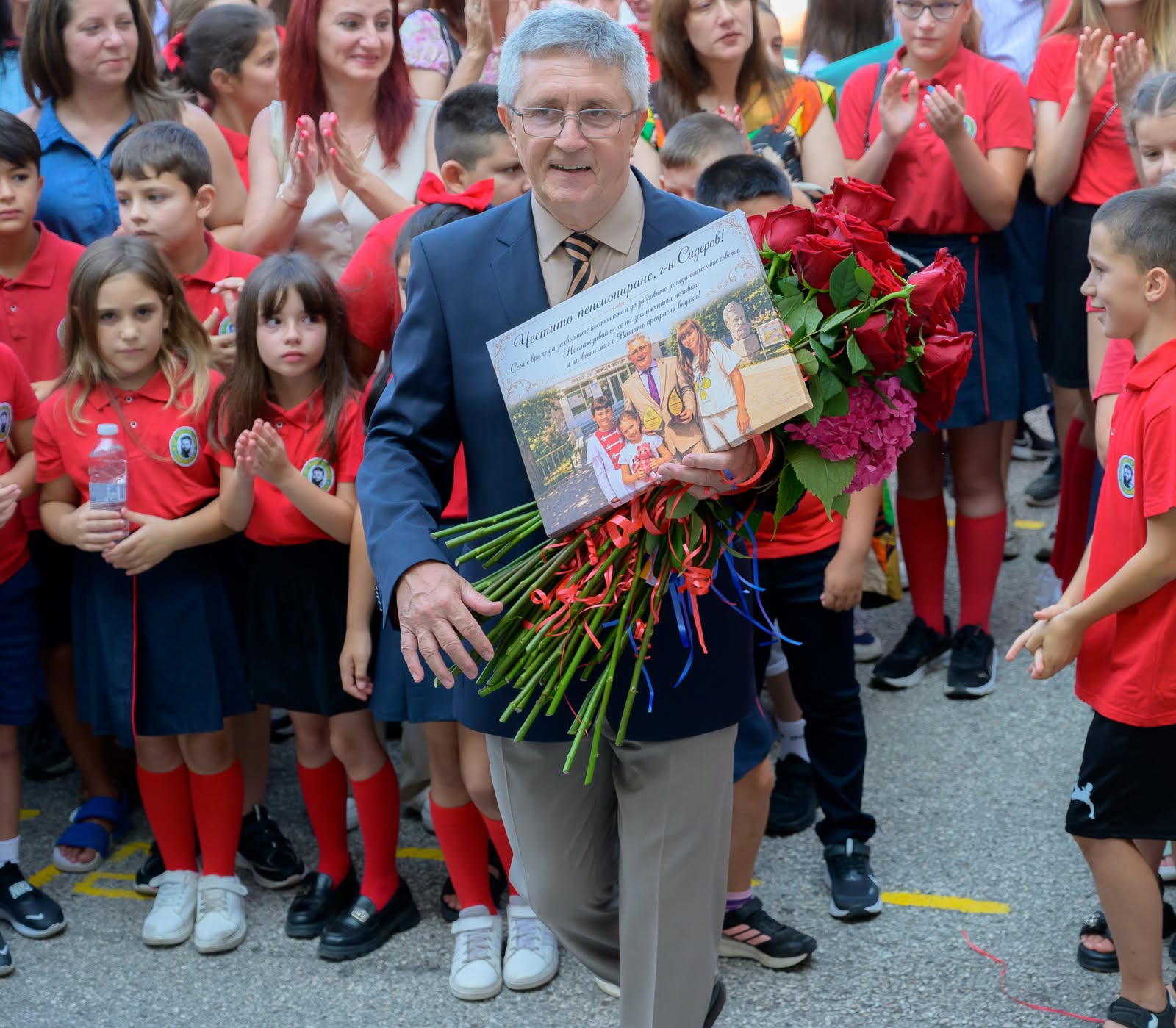 Рози и балони за пенсионирането на директора на 3 ОУ в Сандански- Румен Сидеров