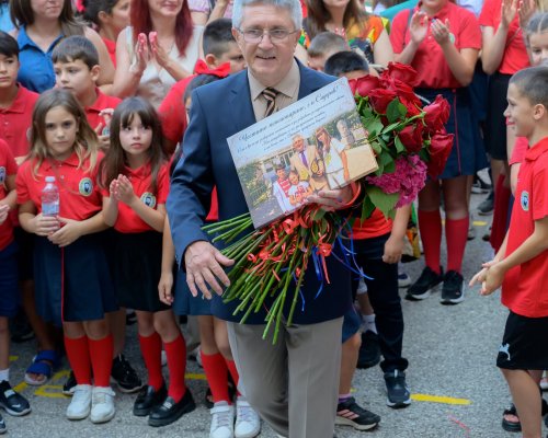 Рози и балони за пенсионирането на директора на 3 ОУ в Сандански- Румен Сидеров