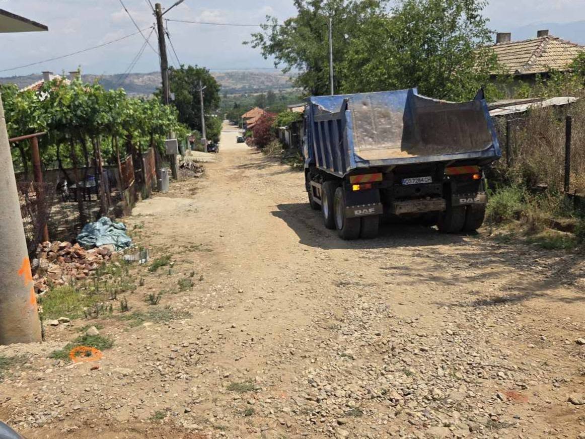 Започна обновяването на две улици в петричкото с. Тополница Започна обновяването на две улици в петричкото с. Тополница