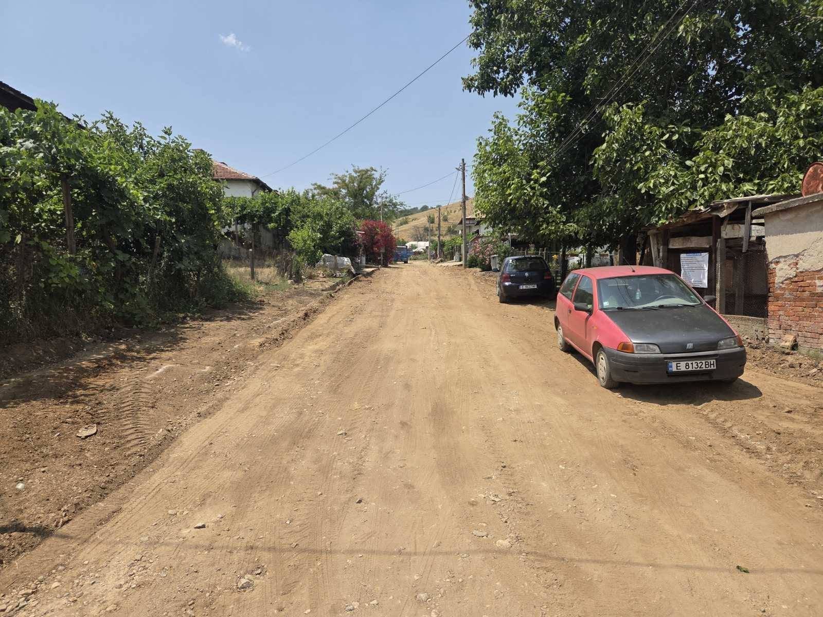 Започна обновяването на две улици в петричкото с. Тополница