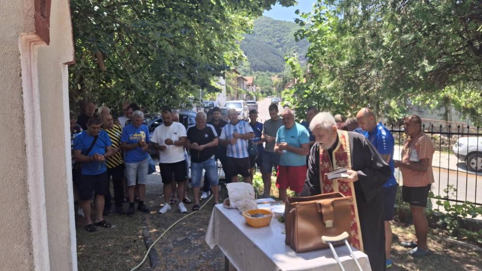 Футболни легенди от Крупник и Брежани се събраха на курбан за здраве Футболни легенди от Крупник и Брежани се събраха на курбан за здраве