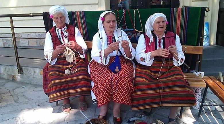 Деца и баби плетат и бродират в Белица Деца и баби плетат и бродират в Белица