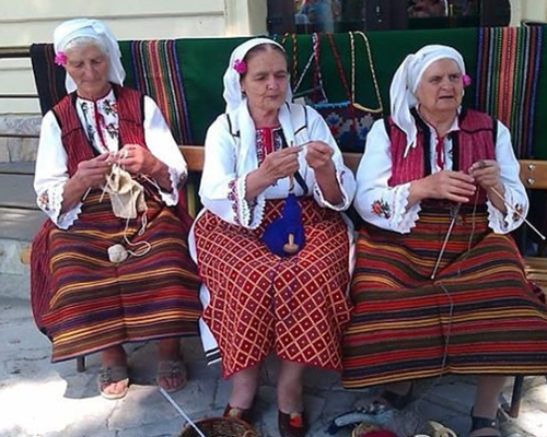 Деца и баби плетат и бродират в Белица