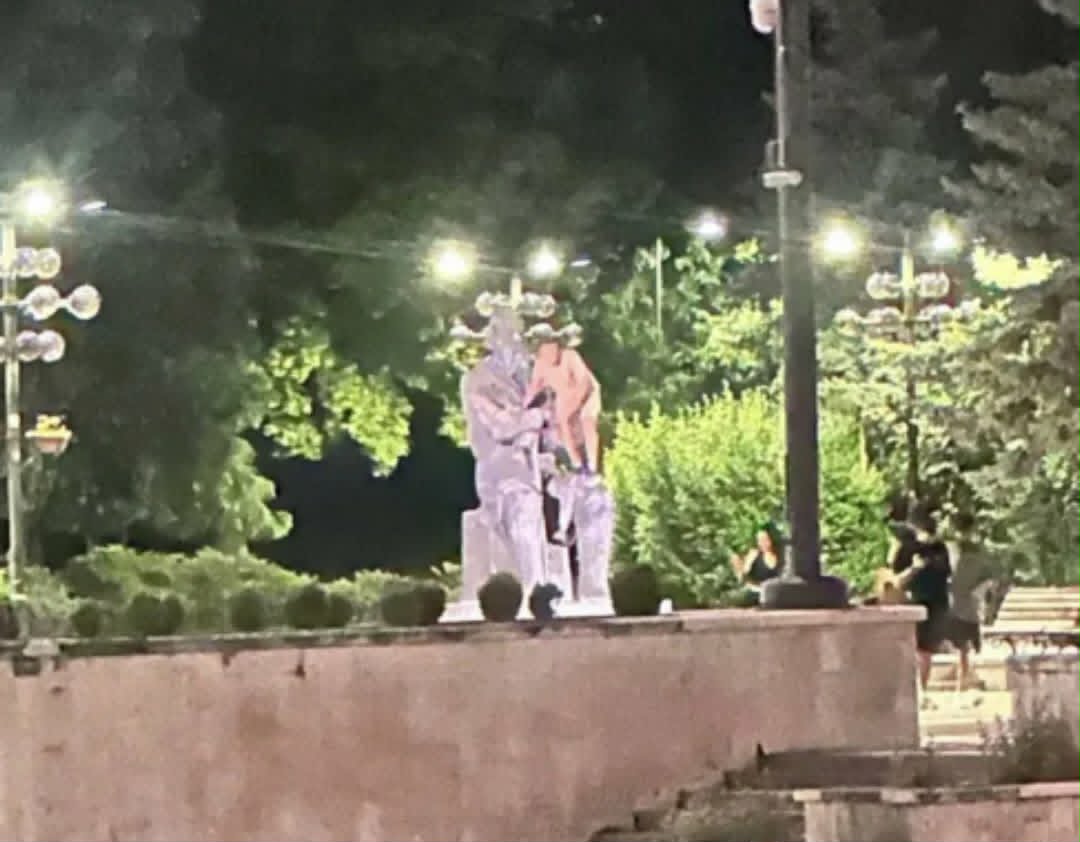 Безразсъдство: Деца се катерят по паметници за снимки в Благоевград Безразсъдство: Деца се катерят по паметници за снимки в Благоевград