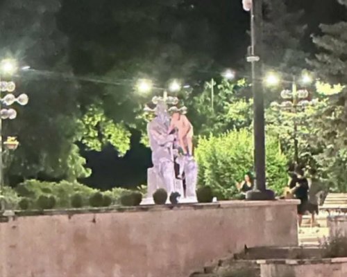 Безразсъдство: Деца се катерят по паметници за снимки в Благоевград