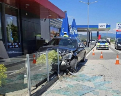 Кола се вряза в търговски обект на АМ Тракия