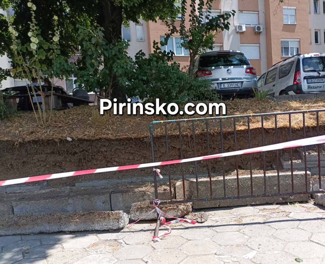 Подпорна стена се срути зад автобусна спирка в благоевградския квартал Струмско Подпорна стена се срути зад автобусна спирка в благоевградския квартал Струмско