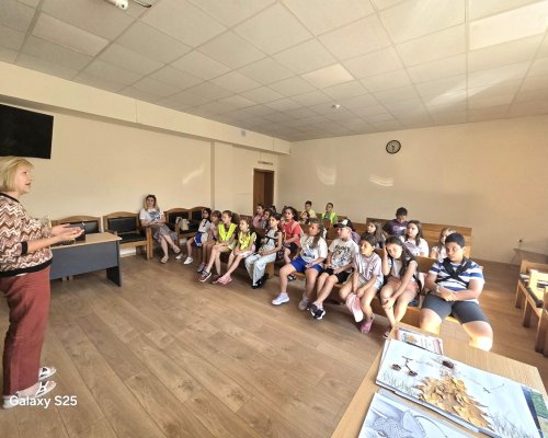 Деца от лятното училище на Обединен детски комплекс гостуваха в Окръжен съд Кюстендил и научиха за посланията от конкурса В страната на Справедливостта