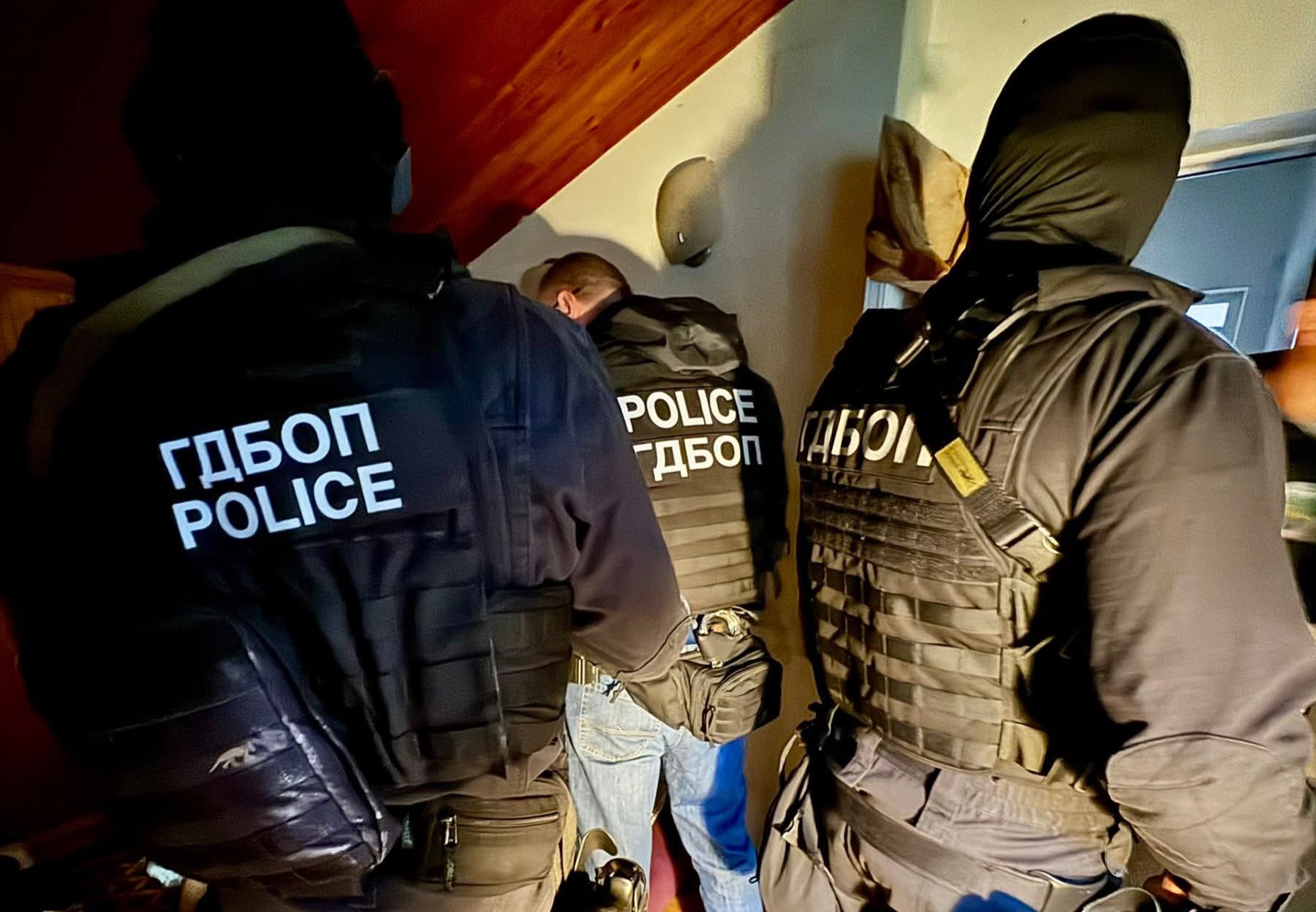 ЕКШЪН В ПЕТРИЧ! ГДБОП РАЗБИ НАРКОГРУПА, ОСЕМ СА С БЕЛЕЗНИЦИ, НАПРЕЖЕНИЕ В РОМСКАТА МАХАЛА