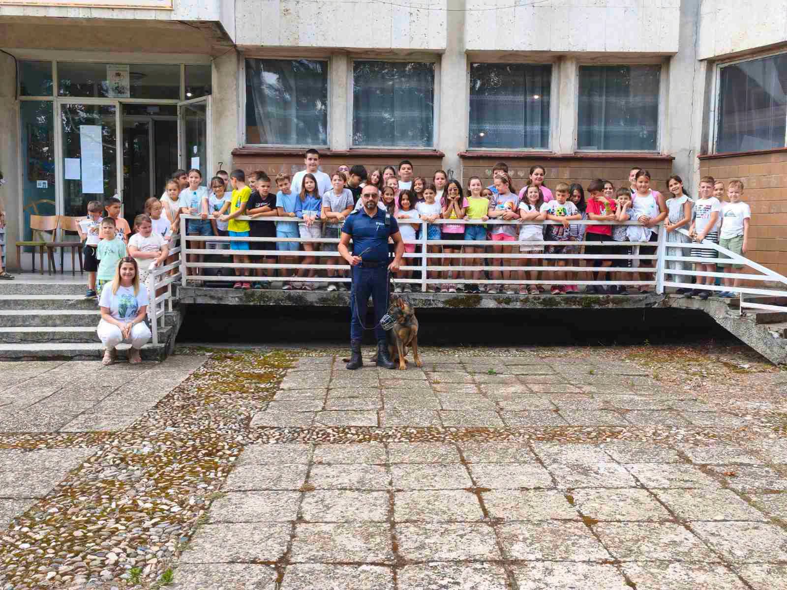 Полицейското куче Арес гостува на Лятната академия в ОДК-Кюстендил Полицейското куче Арес гостува на Лятната академия в ОДК-Кюстендил